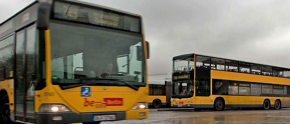 Auf dem Betriebshof ist es noch ruhig - aber auf der Fahrt kann es schon mal voll werden im Bus. 