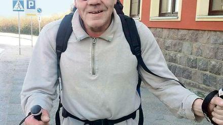 Mit Stock und Hut. Tagesspiegel-Kolumnist Helmut Schümann.