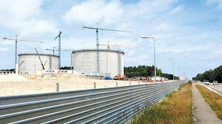 Gas aus Katar. Im neuen Flüssiggashafen im Ostseebad Swinemünde soll verflüssigtes Erdgas (LNG) aus Katar angeliefert werden. Er soll Mitte des Jahres fertig werden.