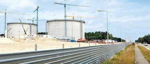 Gas aus Katar. Im neuen Flüssiggashafen im Ostseebad Swinemünde soll verflüssigtes Erdgas (LNG) aus Katar angeliefert werden. Er soll Mitte des Jahres fertig werden. 
