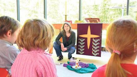 Kinder und Kirche. Irene Ahrens-Cornely, Pfarrerin der Zehlendorfer Gemeinde zur Heimat, arbeitete zunächst ehrenamtlich. 