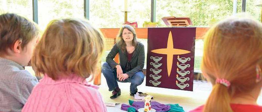 Kinder und Kirche. Irene Ahrens-Cornely, Pfarrerin der Zehlendorfer Gemeinde zur Heimat, arbeitete zunächst ehrenamtlich.