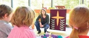 Kinder und Kirche. Irene Ahrens-Cornely, Pfarrerin der Zehlendorfer Gemeinde zur Heimat, arbeitete zunächst ehrenamtlich. 