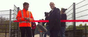 Staatssekretär Christian Gaebler (li.) und Berlins Bahnchef Ingulf Leuschel (re.) am neuen Übergang über die Yorkstraße.