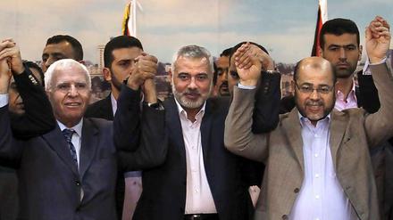 Fatah-Chef Azzam al Ahmad (l.) sowie Sheikh Ismael Haneiya und Moussa Abu Marzouk von der Hamas demonstrieren Einigkeit.