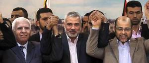 Fatah-Chef Azzam al Ahmad (l.) sowie Sheikh Ismael Haneiya und Moussa Abu Marzouk von der Hamas demonstrieren Einigkeit.