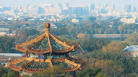 Blick auf Peking. Wer in der Ferne in einem Unternehmen mitarbeitet, sammelt fachliche Erfahrungen - und lernt Land und Leute von einer anderen Seite kennen.