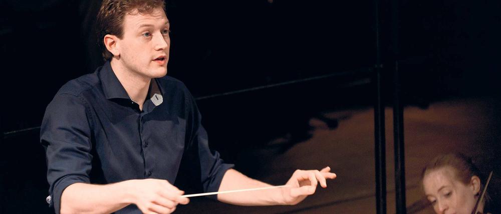 Das Pult, an dem er sich wohlfühlt. Der Niederländer Stijn Berkouwer, Jahrgang 1984, hat in Berlin Orchesterdirigieren studiert.