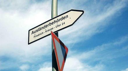 Ein Schild in der Amrumer Straße im Wedding verweist auf die Behörde.