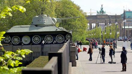 Nur wenige Meter vor dem Brandenburger Tor, auf der Straße des 17. Juni, befindet sich das Ehrenmahnmal.