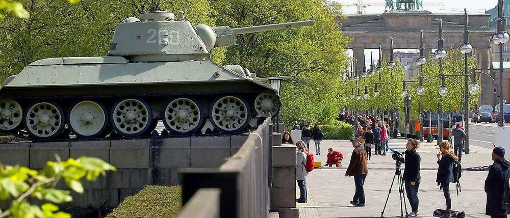 Nur wenige Meter vor dem Brandenburger Tor, auf der Straße des 17. Juni, befindet sich das Ehrenmahnmal.