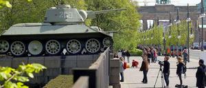 Nur wenige Meter vor dem Brandenburger Tor, auf der Straße des 17. Juni, befindet sich das Ehrenmahnmal.