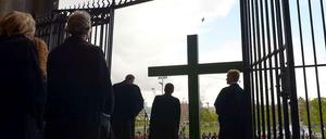 Die Karfreitagsprozession an Eingangstor des Berliner Doms in Berlin.