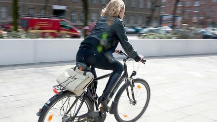 Fitnesstraining auf dem Weg zur Arbeit: Wer morgens und abends jeweils eine Viertelstunde oder mehr strampelt, tut seinem Körper einen großen Gefallen.