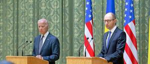 US-Vizepräsident Biden und der ukrainische Premier Jasenjuk bei der Pressekonferenz in Kiew.