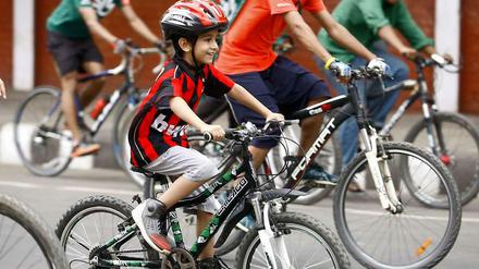 Radfahrer in Bangladesch beim "Independence Day Cycling Ride 2014".