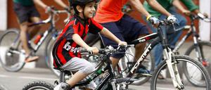 Radfahrer in Bangladesch beim "Independence Day Cycling Ride 2014".