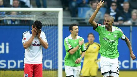 Hamburgs Rincón kann es nicht fassen, Wolfsburgs Naldo jubelt nach seinem Treffer zum 2:0.