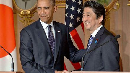 Bei der gemeinsamen Pressekonferenz zeigten sich der amerikanische Präsident Barack Obama und der japanische Premierminister Shinzo Abe demonstrativ einig. Allerdings gab Obama seinem "Freund Shinzo" auch den guten Rat, die Beziehungen zu China zu verbessern. 