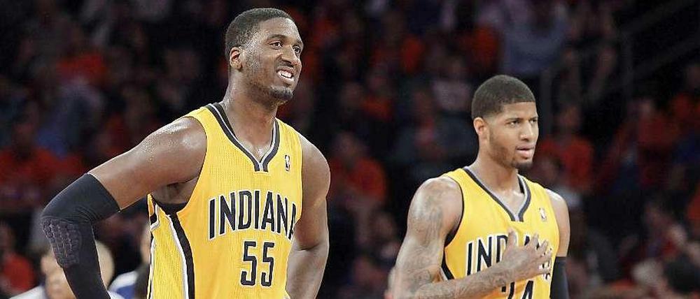 Schwertkämpfer: Roy Hibbert (links) und Paul George haben sich nicht viel zu sagen.