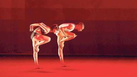 Icons auf der Bühne. Eine Szene aus "Atomos", Gastspiel der britischen Random Dance Company beim Wolfsburger Tanzfest Movimentos. 