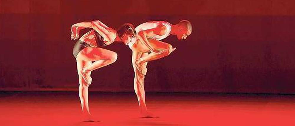 Icons auf der Bühne. Eine Szene aus "Atomos", Gastspiel der britischen Random Dance Company beim Wolfsburger Tanzfest Movimentos.