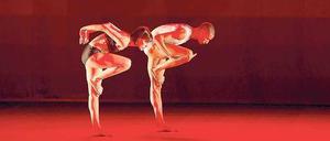 Icons auf der Bühne. Eine Szene aus "Atomos", Gastspiel der britischen Random Dance Company beim Wolfsburger Tanzfest Movimentos. 