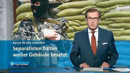 Chefsprecher Jan Hofer erweist sich im neuen Studio als wahrer Anchorman. Modernste Technik kann ihn nicht beeindrucken, er hält an seinen Papieren fest. Screenshot: Tsp