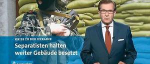 Chefsprecher Jan Hofer erweist sich im neuen Studio als wahrer Anchorman. Modernste Technik kann ihn nicht beeindrucken, er hält an seinen Papieren fest. Screenshot: Tsp