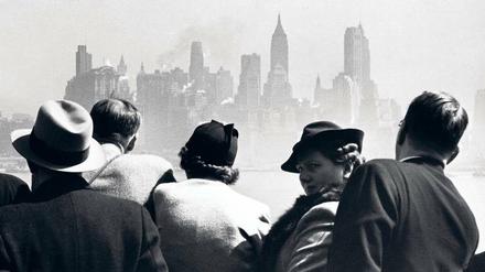 Deutsche Einwanderer bei der Einfahrt des Schnelldampfers „Bremen“ in den Hafen von New York, 1937. 