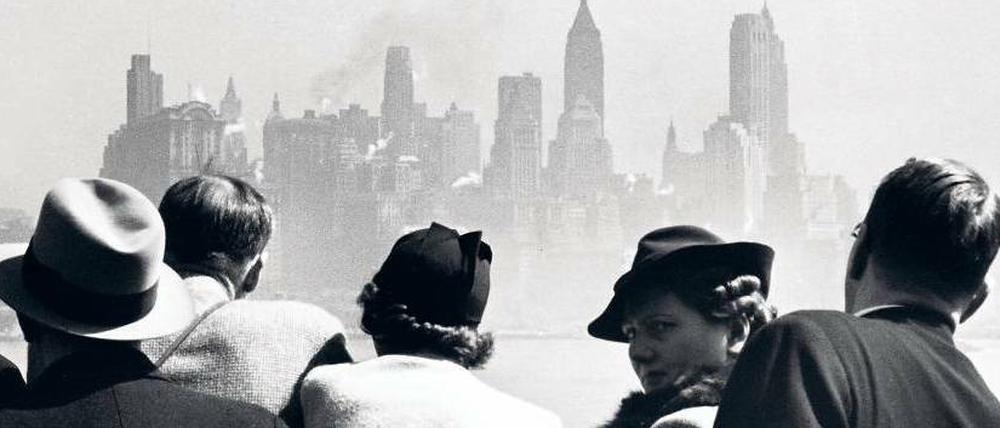 Deutsche Einwanderer bei der Einfahrt des Schnelldampfers „Bremen“ in den Hafen von New York, 1937.