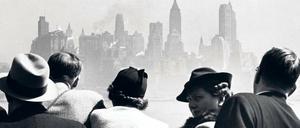 Deutsche Einwanderer bei der Einfahrt des Schnelldampfers „Bremen“ in den Hafen von New York, 1937. 
