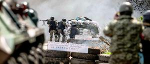 Bei der Stadt Slowjansk hat die ukrainische Armee Barrikaden prorussischer Aktivisten angegriffen.