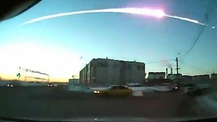 Feuerball. 2013 explodierte ein kosmischer Brocken über der russischen Stadt Tscheljabinsk. Rund tausend Menschen wurden verletzt.