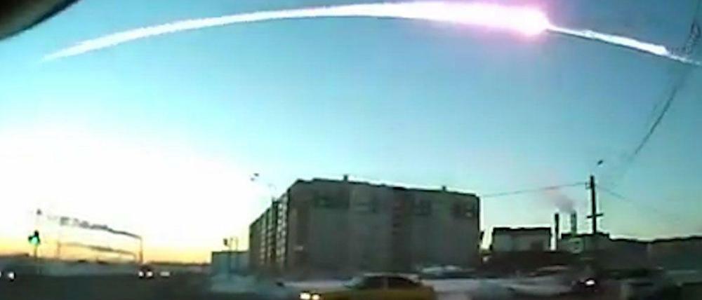 Feuerball. 2013 explodierte ein kosmischer Brocken über der russischen Stadt Tscheljabinsk. Rund tausend Menschen wurden verletzt.