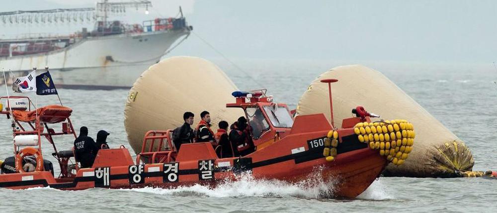 Die aufgeblasenen Bojen markieren den Standorts des Wracks.
