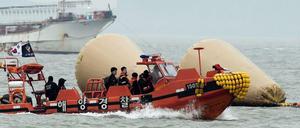 Die aufgeblasenen Bojen markieren den Standorts des Wracks.