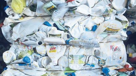 Rohstoff. Plastik wird zum überwiegenden Teil aus Erdöl hergestellt. Wird der Abfall nicht recycelt, könnte daraus ein flüssiger Brennstoff hergestellt werden, der Häuser heizt oder Lkw antreibt, hoffen Entwickler einer Schweizer Firma. 