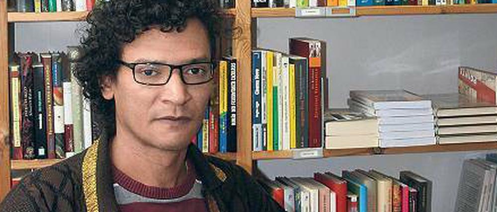 Edney Pereira Melo verkauft brasilianische Bücher.
