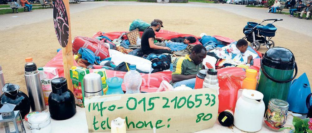 Hunger nach Aufmerksamkeit. Der Oranienplatz muss Protestort bleiben, finden die Veranstalter der Hungerstreik-Mahnwache auf der Ostseite des Platzes.