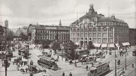 Groß, größer, Groß-Berlin. Der Alexanderplatz, aufgenommen im Sommer 1906. Im Oktober des Vorjahres hat das Kaufhaus Tietz mit dem charakteristischen Globus auf dem Dach eröffnet, das bis dato größte Warenhaus der Stadt.