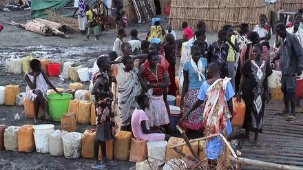 Mehr als 20 000 Menschen haben im UN-Stützpunkt in Bentiu Zuflucht gesucht, nachdem die mit dem ehemaligen Vize-Präsidenten Riek Machar loyalen Milizen die Stadt erobert hatten und mindestens 200 Menschen anderer ethnischer Zugehörigkeit, vor allem Dinka, der Ethnie des Präsidenten Salva Kiir, getötet hatten. Am Sonntag gab es nur einen Liter Wasser pro Person, am Donnerstag seien es vier gewesen, berichtet der UN-Nothilfekoordinator im Südsudan, Toby Lanzer. 
