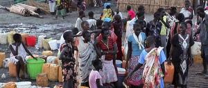 Mehr als 20 000 Menschen haben im UN-Stützpunkt in Bentiu Zuflucht gesucht, nachdem die mit dem ehemaligen Vize-Präsidenten Riek Machar loyalen Milizen die Stadt erobert hatten und mindestens 200 Menschen anderer ethnischer Zugehörigkeit, vor allem Dinka, der Ethnie des Präsidenten Salva Kiir, getötet hatten. Am Sonntag gab es nur einen Liter Wasser pro Person, am Donnerstag seien es vier gewesen, berichtet der UN-Nothilfekoordinator im Südsudan, Toby Lanzer. 