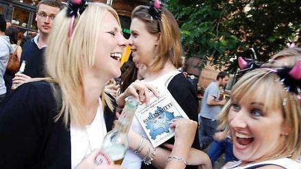 Flasche leer. Geführte Kneipentouren sind nach wie vor beliebt bei Berlin-Touristen.