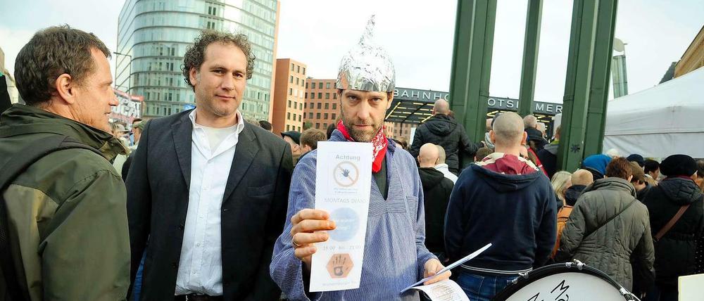 Protest mit Pickelhaube. Teilnehmer der "Montagsdemo" am Potsdamer Platz.