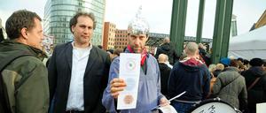 Protest mit Pickelhaube. Teilnehmer der "Montagsdemo" am Potsdamer Platz.