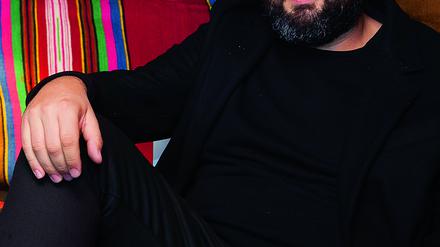 Juan A. Gaitán lädt Besucher der Berlin Biennale auf den westöstlichen Diwan "Crash Pad" des Künstlers Andreas Angelidakis