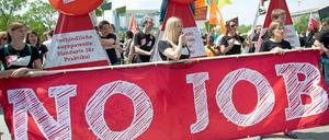 Protest des Nachwuchses. Junge Menschen protestieren gegen die Arbeitslosigkeit ihrer Altersgruppe.