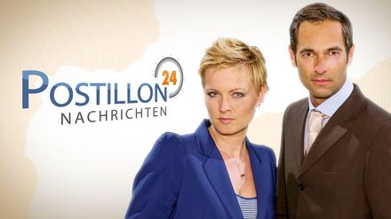 Die Pose sitzt. Anne Rothäuser und Thieß Neubert moderieren die neue Satiresendung "Postillon24" im NDR.