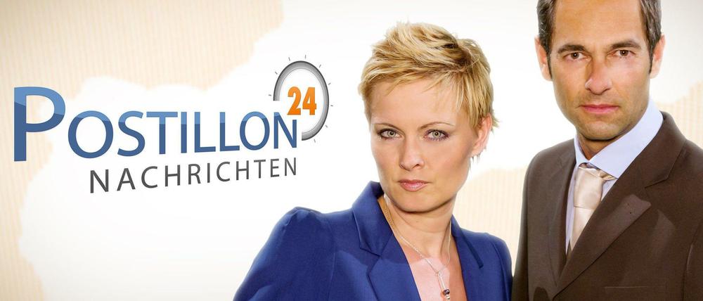 Die Pose sitzt. Anne Rothäuser und Thieß Neubert moderieren die neue Satiresendung "Postillon24" im NDR. 
